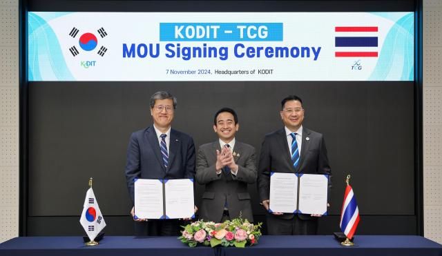 최원목 신용보증기금 이사장왼쪽부터 파오품 로자나사오쿨 태국 재무부 차관 시티콘 디렉순톤 태국신용보증공사 사장이 7일 대구 동구 신용보증기금 본사에서 상호협력 양해각서MOU를 체결한 뒤 기념촬영을 하고 있다 사진신용보증기금