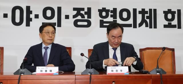 이진우 대한의학회장오른쪽과 이종태 KAMC 이사장이 1일 오후 국회에서 열린 여·야·의·정 협의체 회의와 관련한 입장 발표를 하고 있다 2024121 사진연합뉴스 