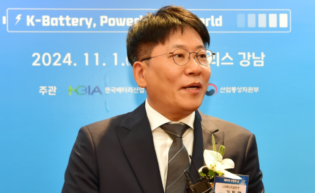 김동명 LG에너지솔루션 사장이 지난 11월 서울 강남 조선팰리스 서울에서 열린 제4회 배터리산업의 날에서 취재진과 만나 질문에 답하고 있다 사진LG에너지솔루션 