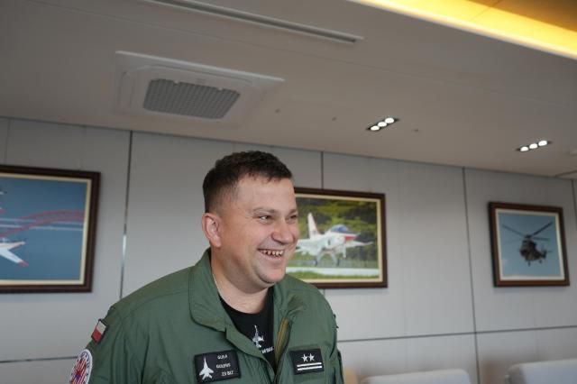 바르토슈 중령이 교육기간동안 느낀 대한민국에 대해 설명하며 웃고 있다 사진KAI 