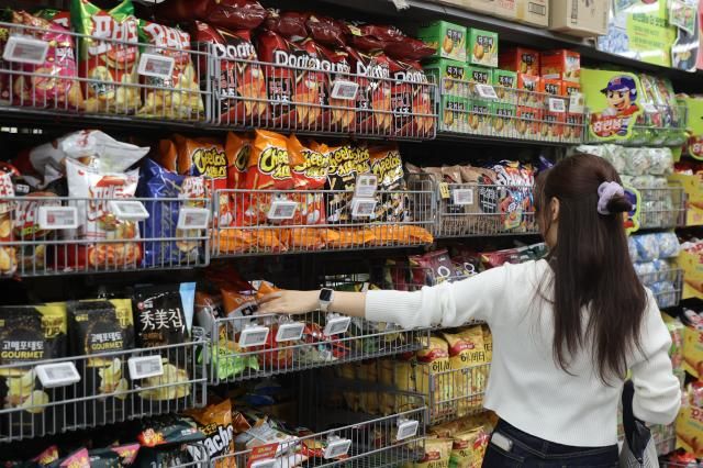 세계인 입맛 잡은 K-과자…연간 수출액 사상 첫 1조 가능성 서울연합뉴스 류효림 기자 23일 서울 시내 한 대형마트에서 시민들이 장을 보고 있다 해외 각국에서 한국 과자를 찾는 소비자가 늘면서 과자 수출액이 올해 역대 최대를 기록했다 23일 농림축산식품부에 따르면 올해 들어 지난달까지 과자류 수출액은 4억9천420만달러약 6천605억원로 작년 동기보다 154 증가했다 2024923 ryousantaynacokr2024-09-23 143022 저작권자 ⓒ ㈜연합뉴스 무단 전재 재배포 금지 AI 학습 및 활용 금지저작권자 ⓒ ㈜연합뉴스 무단 전재 재배포 금지 AI 학습 및 활용 금지