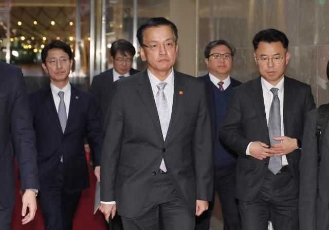 최상목 경제부총리 겸 기획재정부 장관이 9일 오전 우원식 국회의장과 내년도 예산안 심사와 관련 면담하기 위해 국회의장실로 들어가고 있다 사진연합뉴스