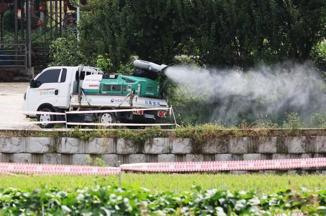 지난 9월 럼피스킨이 발생한 경기도 여주시 한우농가 주변에서 방역차가 인접 농장 방역을 하고 있다 
