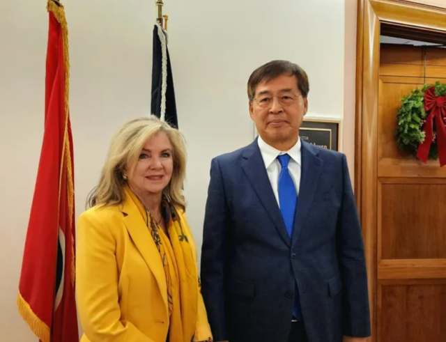 신학철 LG화학 부회장이 워싱턴DC 상원의원 건물에서 마샤 블랙번 상원의원공화·테네시과 면담한 뒤 블랙번 의원실 앞에서 사진 촬영을 하고 있다 사진연합뉴스 