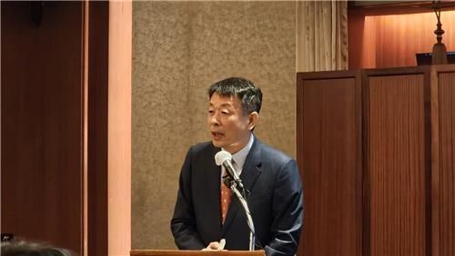 김광일 MBK파트너스 부회장이 10일 오전 서울 중구 롯데호텔에서 열린 고려아연 지배 구조 개선 및 주주 가치 회복 기자간담회에 참석해 발언을 하고 있다 사진연합뉴스