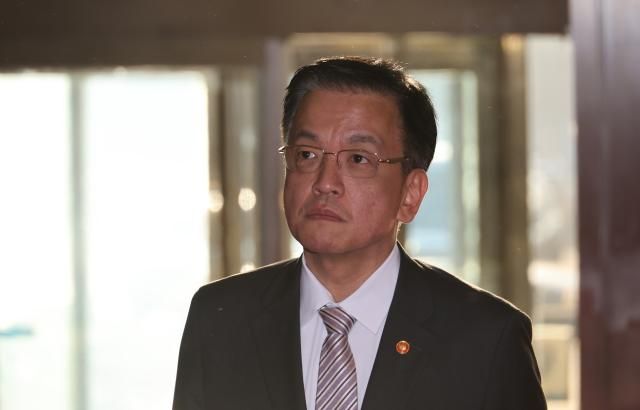 최상목 경제부총리 겸 기획재정부 장관이 10일 오전 서울 여의도 국회로 들어서고 있다 사진연합뉴스