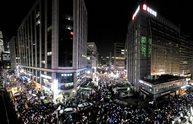 11일 오후 서울 여의도 국회 앞에서 열린 윤석열 대통령 탄핵 촉구 촛불 집회에 참석한 시민들이 국민의힘 당사까지 행진해 둘러싸고 있다 사진연합뉴스