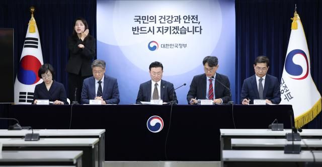 지난 10월 16일 오후 서울 정부서울청사에서 열린 후쿠시마 오염수 방류 관련 일일 브리핑에서 원자력안전위원회 김성규 방사선방재국장오른쪽 두번째이 발언하고 있다 왼쪽부터 외교부 한민영 기후환경외교부장 해수부 홍래형 수산정책관 국무조정실 김종문 국무1차장 원자력안전위원회 김성규 방사선방재국장 식품의약품안전처 강백원 수입식품안전정책국장 사진연합뉴스