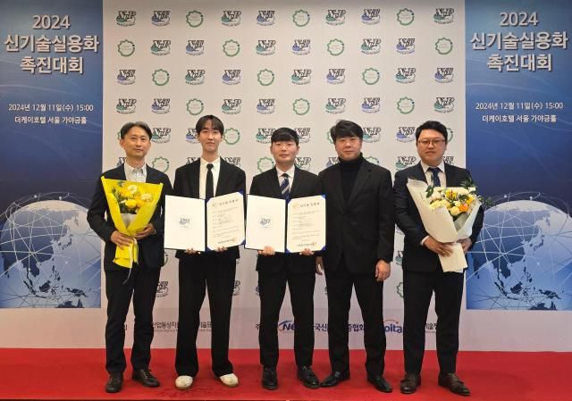 신규 열처리 기술을 개발한 현대제철-현대차 직원들이 지난 11일 신기술인증을 받은 후 기념 촬영하고 있다 사진현대제철