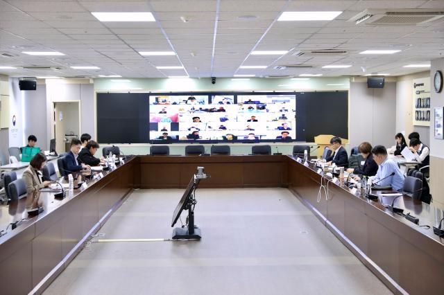 11일 세종 중소벤처기업부에서 소상공인 생업 피해 정책대응반 1차 회의가 진행되고 있다 사진중소벤처기업부 