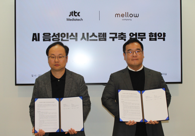 지난 10일 JTBC미디어텍 이석호 대표왼쪽와 멜로우컴퍼니 문상준대표오른쪽가 39AI&nbsp;음성인식 시스템 구축 업무 협약’을 체결했다 사진멜로우컴퍼니 제공