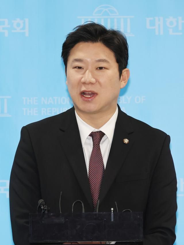 국민의힘 진종오 의원이 12일 국회 소통관에서 윤석열 대통령 탄핵소추안 표결에서 찬성표를 던지겠다고 밝힌뒤 취재진 질문에 답하고 있다 사진연합뉴스