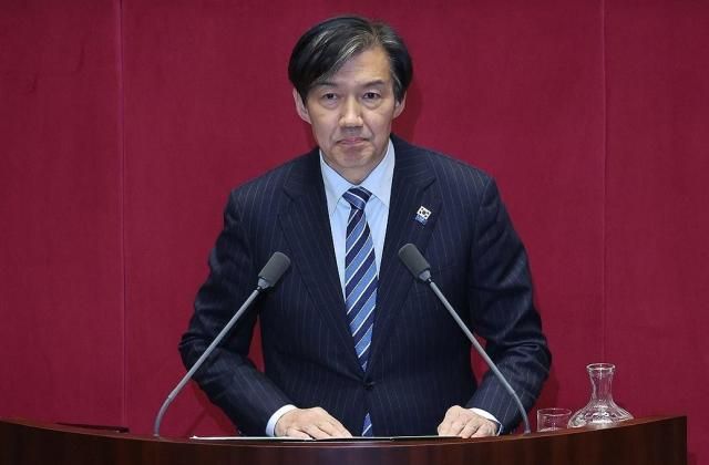 조국혁신당 조국 의원이 11일 오후 국회 본회의에서 윤석열 대통령 위헌적 비상계엄 선포 내란행위와 관련해 질문하고 있다 사진연합뉴스