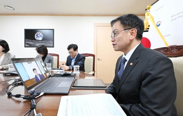 최상목 경제부총리 겸 기획재정부 장관이 12일 서울 종로구 정부서울청사에서 가토 가쓰노부 일본 재무장관과 화상 면담을 하고 있다사진기획재정부