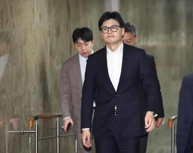 한동훈 국민의힘 대표가 12일 서울 여의도 국회에서 당 대표실로 향하고 있다 사진연합뉴스