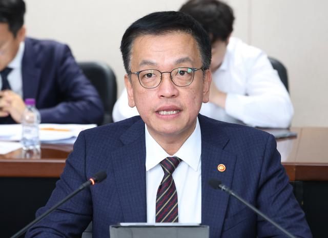 최상목 부총리 겸 기획재정부 장관이 11일 오전 경기도 시흥시 한화오션 RD캠퍼스에서 열린 산업경쟁력 강화 관계장관회의에서 발언하고 있다사진연합뉴스