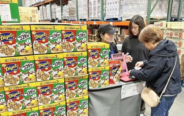 중국 코스트코 상하이점에서 현지 소비자들이 오리온 ‘오그래놀라’ 제품을 맛보고 있다 사진오리온