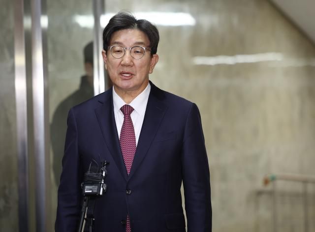 국민의힘 권성동 원내대표가 12일 서울 여의도 국회에서 취재진 앞에서 발언하고 있다 사진연합뉴스