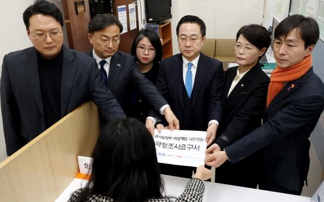 야6당 의원들이 12일 오전 서울 여의도 국회 의안과에 윤석열정부 비상계엄 내란행위 국정조사요구서를 제출하고 있다 사진국회사진기자단 공동취재