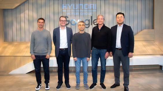 송창현 현대차그룹 AVP본부장가운데과 구글맵 경영진이 지난 11일 서울에서 협력방안을 논의한 후 기념촬영을 하고 있다 사진현대차그룹