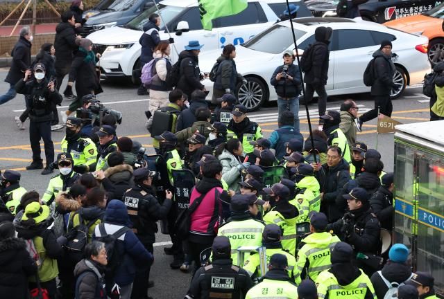 민주노총·윤석열 퇴진비상행동 집회 참가자들이 12일 서울 용산구 한남동 대통령 관저 인근으로 경찰 저지를 피해 행진하고 있다 사진연합뉴스