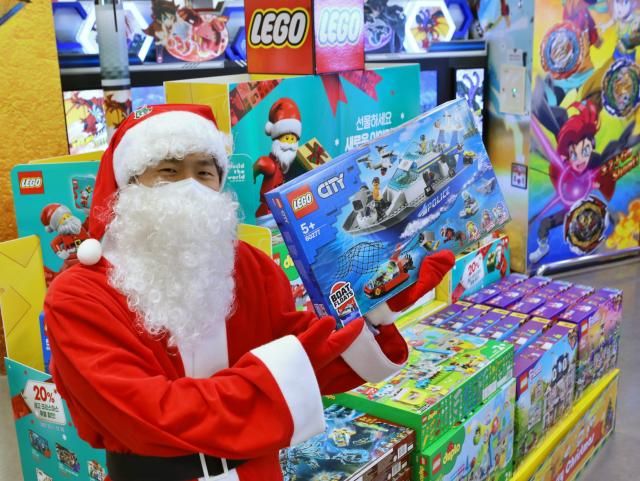 롯데마트 제타플렉스 잠실점 토이저러스 매장에서 크리스마스 행사를 홍보하고 있는 모습 사진롯데마트