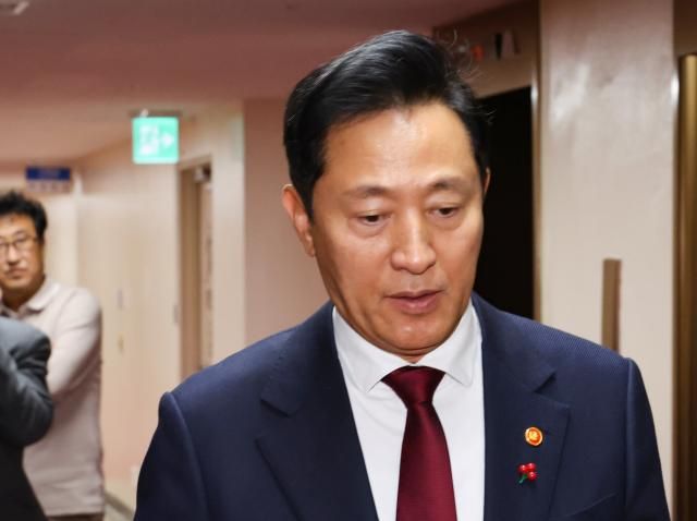 오세훈 서울시장이 8일 서울 종로구 정부서울청사에서 열린 국무위원 간담회에 입장하고 있다 사진연합뉴스