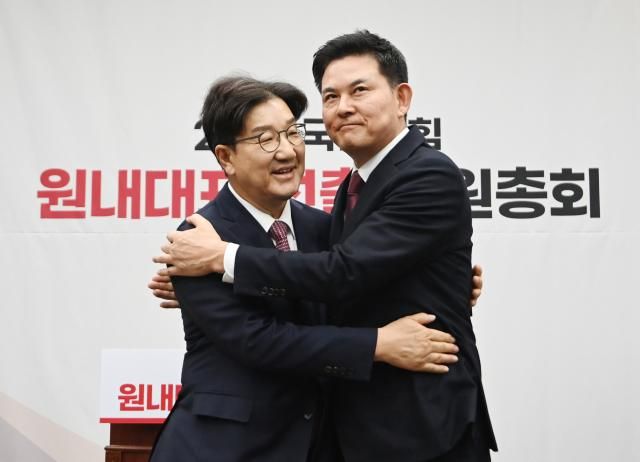 권성동 국민의힘 의원이 12일 오전 서울 여의도 국회에서 열린 원내대표 선출 의원총회에서 당선된 후 김태호 의원과 포옹하고 있다 20241212 공동취재