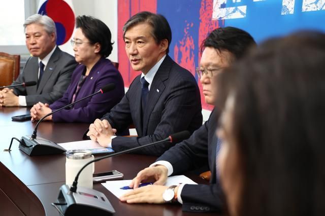 자녀 입시 비리와 청와대 감찰 무마 등 혐의로 대법원에서 징역 2년이 확정된 조국혁신당 조국 전 대표가 12일 오후 서울 여의도 국회에서 기자간담회를 하고 있다 사진연합뉴스