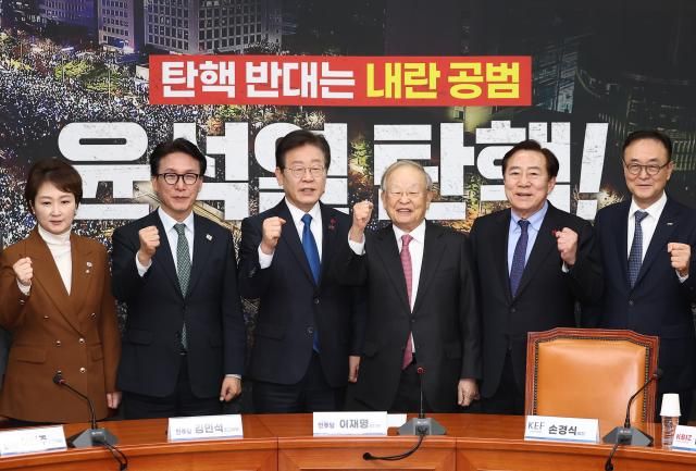 이재명 더불어민주당 대표가 12일 오후 국회에서 열린 경제단체 긴급 간담회에서 김기문 중소기업중앙회장 손경식 경총회장 송치영 소상공인연합회장과 기념 촬영하고 있다 사진연합뉴스