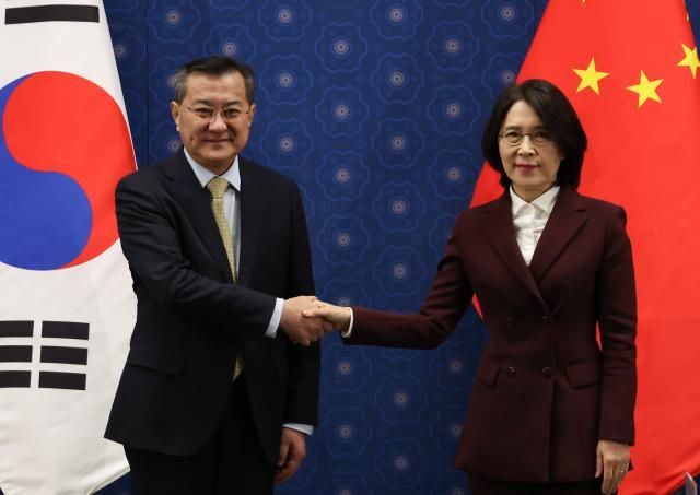 강인선 외교부 2차관이 12일 서울 종로구 정부서울청사 별관에서 열린 제28차 한·중 경제공동위원회에서 리페이 중국 상무부 부부장과 인사하고 있다 사진연합뉴스