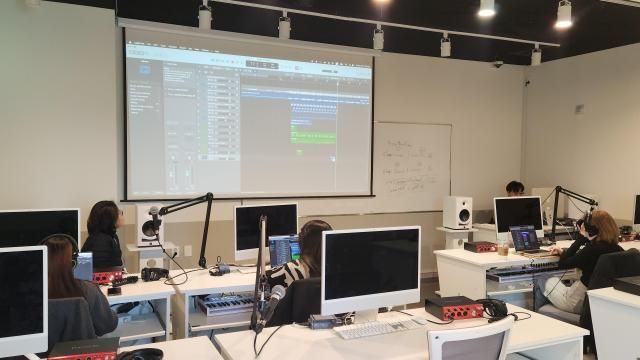 지난달 27일 서울 강남구 SM유니버스에서 K-팝 트레이닝 캠프에 참여한 일본 음악전문학교 ESP 학생들이 작곡 수업을 듣고있다 사진SM유니버스