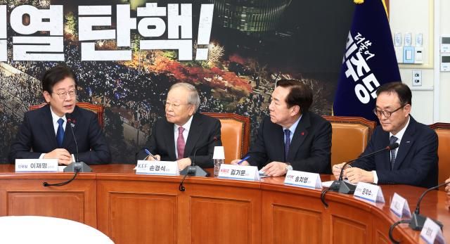 이재명 더불어민주당 대표가 지난 12일 오후 국회에서 열린 경제단체 긴급 간담회에서 김기문 중소기업중앙회장 손경식 경총회장 송치영 소상공인연합회장과 대화를 나누고 있다 사진연합뉴스