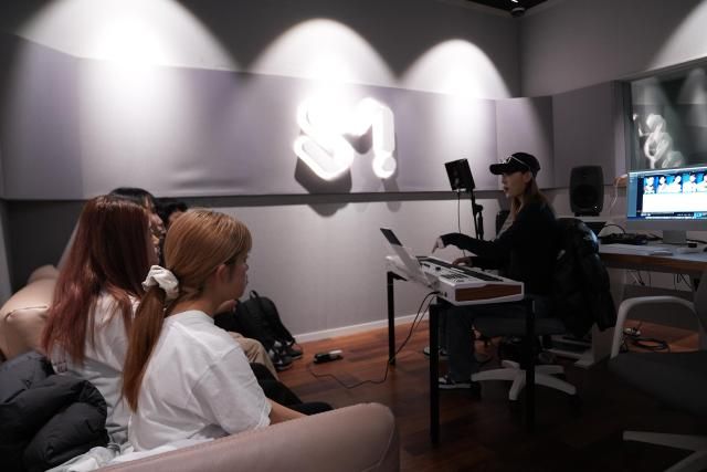 지난달 27일 서울 강남구 SM 유니버스에서 K팝 트레이닝 캠프에 참여한 일본 음악전문학교 ESP 학생들이 보컬 수업을 받고 있다 사진SM 유니버스