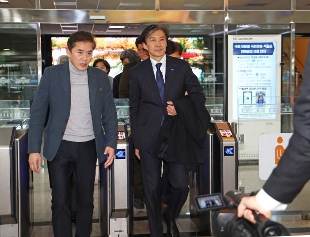 자녀 입시 비리와 청와대 감찰 무마 등 혐의로 대법원에서 징역 2년이 확정된 조국 조국혁신당 전 대표가 12일 오후 서울 여의도 국회를 나서고 있다 사진연합뉴스