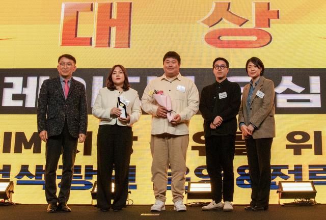 시상식에 참석한 검색퍼포먼스 부문 대상 수상자 플레이디 성장전략본부 유재신 본부장오른쪽 첫 번째이 기념촬영을 하고 있다 사진KT