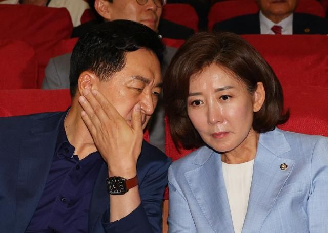 국민의힘 나경원 당 대표 후보가 11일 국회 의원회관에서 열린 투게더포럼에서 김기현 의원과 대화하고 있다 
