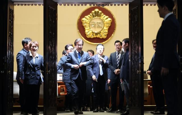 이재명 더불어민주당 대표와 의원들이 14일 오후 윤석열 대통령 탄핵소추안이 가결된 뒤 국회 본회의장을 나오고 있다 사진연합뉴스