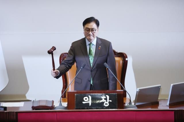 우원식 국회의장이 14일 오후 국회 본회의를 개의하며 의사봉을 두드리고 있다 사진연합뉴스