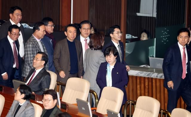 13일 국회 본회의에서 국민의힘 다수 의원들이 긴급현안질문을 마친 박준태 의원을 격려하며 함께 본회의장을 빠져나가고 있다 사진연합뉴스