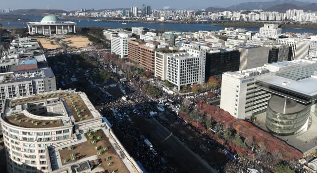 윤석열 대통령에 대한 두 번째 탄핵소추안 국회 표결일인 14일 서울 여의도 국회 앞에서 열린 탄핵 촉구 집회에 많은 시민이 모여 있다 사진연합뉴스