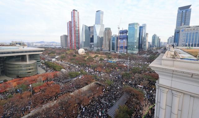 7일 오후 서울 여의도 국회 앞에서 열린 내란죄 윤석열 퇴진 국민주권 실현 사회대개혁 범국민촛불대행진에 수많은 시민들이 모여 주변 도로를 가득 메우고 있다 사진연합뉴스