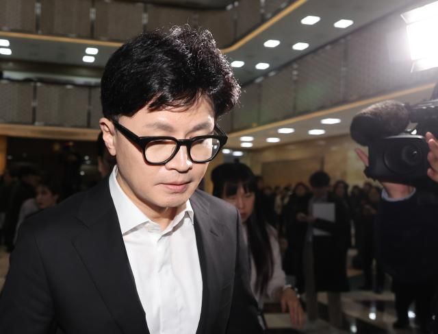국민의힘 한동훈 대표가 14일 오후 윤석열 대통령 탄핵소추안이 가결된 뒤 당 대표실을 나와 의원총회장으로 들어가고 있다 20241214 사진연합뉴스 