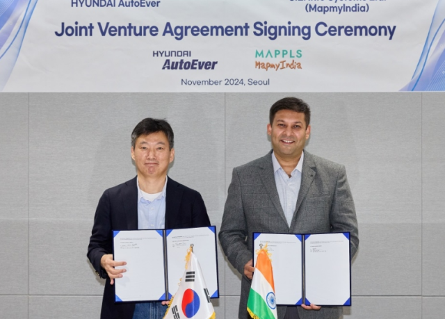 김윤구왼쪽 현대오토에버 사장과 로한 베르마 맵마이인디아 CEOampED가 합작법인 설립 협약식에서 기념 촬영을 하고 있다 사진현대오토에버 