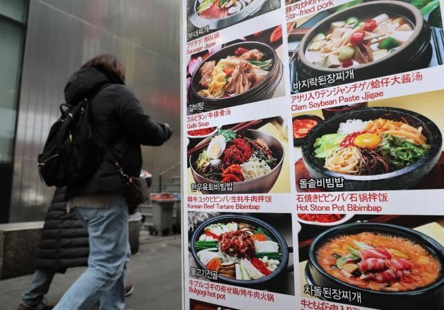 외식 물가 상승 서울연합뉴스 임헌정 기자 15일 서울 중구 명동 음식점 앞 메뉴판 한국소비자원 가격정보포털 참가격에 따르면 올해 1∼11월 소비자 선호 8개 외식 메뉴의 서울 기준 평균 가격 상승률은 40였다 메뉴별로 보면 김밥이 올해 1월 3천323원에서 지난달 3천500원으로 53 올라 상승 폭이 가장 컸다 같은 기간 짜장면은 7천69원에서 7천423원으로 비빔밥은 1만654원에서 1만1천192원으로 50 각각 올랐다 20241215 kaneynacokr2024-12-15 140017 저작권자 ⓒ ㈜연합뉴스 무단 전재 재배포 금지 AI 학습 및 활용 금지저작권자 ⓒ ㈜연합뉴스 무단 전재 재배포 금지 AI 학습 및 활용 금지