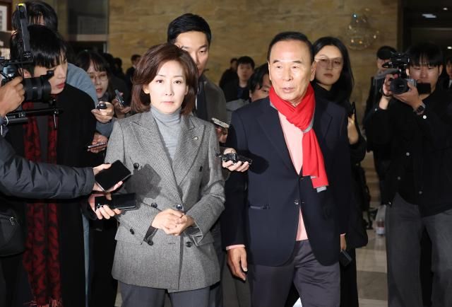 나경원왼쪽 박덕흠 국민의힘 의원이 14일 오전 국회에서 열린 비상의원총회에 참석하고 있다 사진연합뉴스