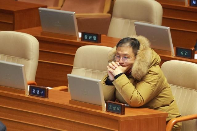 김상욱 국민의힘 의원이 14일 오후 서울 여의도 국회 본회의장에서 윤석열 대통령 탄핵소추안이 가결된 뒤 생각에 잠겨 있다 20241214 사진유대길 기자 dbeorlf123ajunewscom