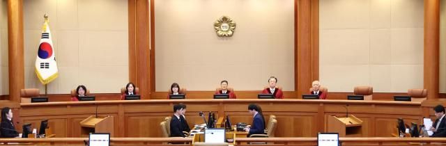지난 10일 헌법재판소 대심판정에서 열린 공개변론 왼쪽부터 김복형 정정미 이미선 재판관 문형배 헌법재판소장 권한대행 김형두 정형식 재판관 사진연합뉴스