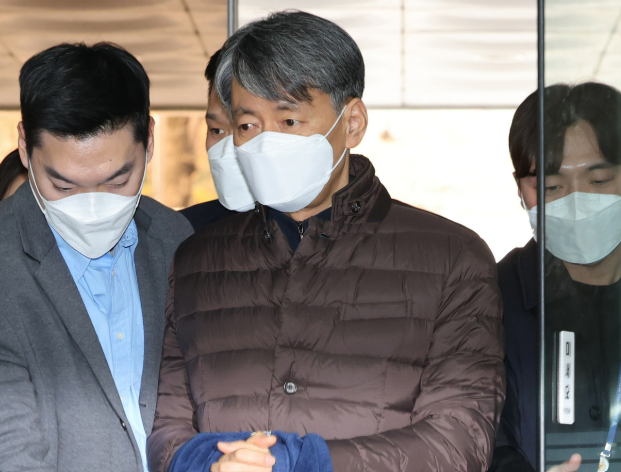 12·3 비상계엄 사태 관련 내란 혐의를 받는 조지호 경찰청장이 지난 13일 오후 서울중앙지법에서 열린 구속 전 피의자 심문영장실질심사을 받기 위해 출석하고 있다 사진연합뉴스 