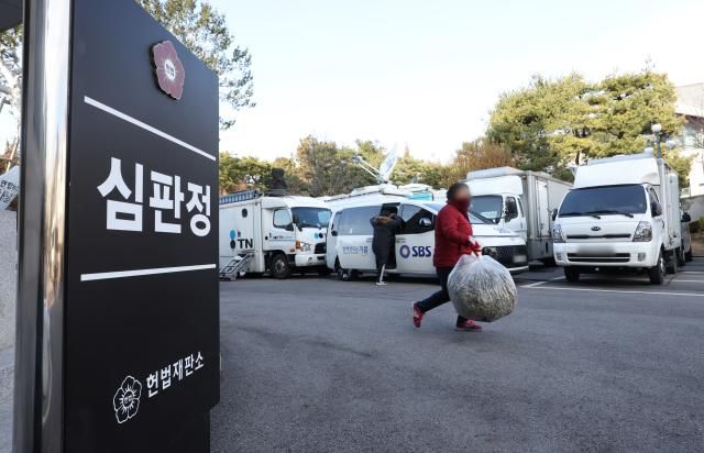 윤석열 대통령의 탄핵심판 사건을 맡은 헌법재판소가 사안의 중대성을 고려해 이 사건을 최우선으로 심리한다 16일 오전 서울 종로구 헌법재판소 심판정 인근에 방송사 중계 차량이 주차돼 있다 사진연합뉴스